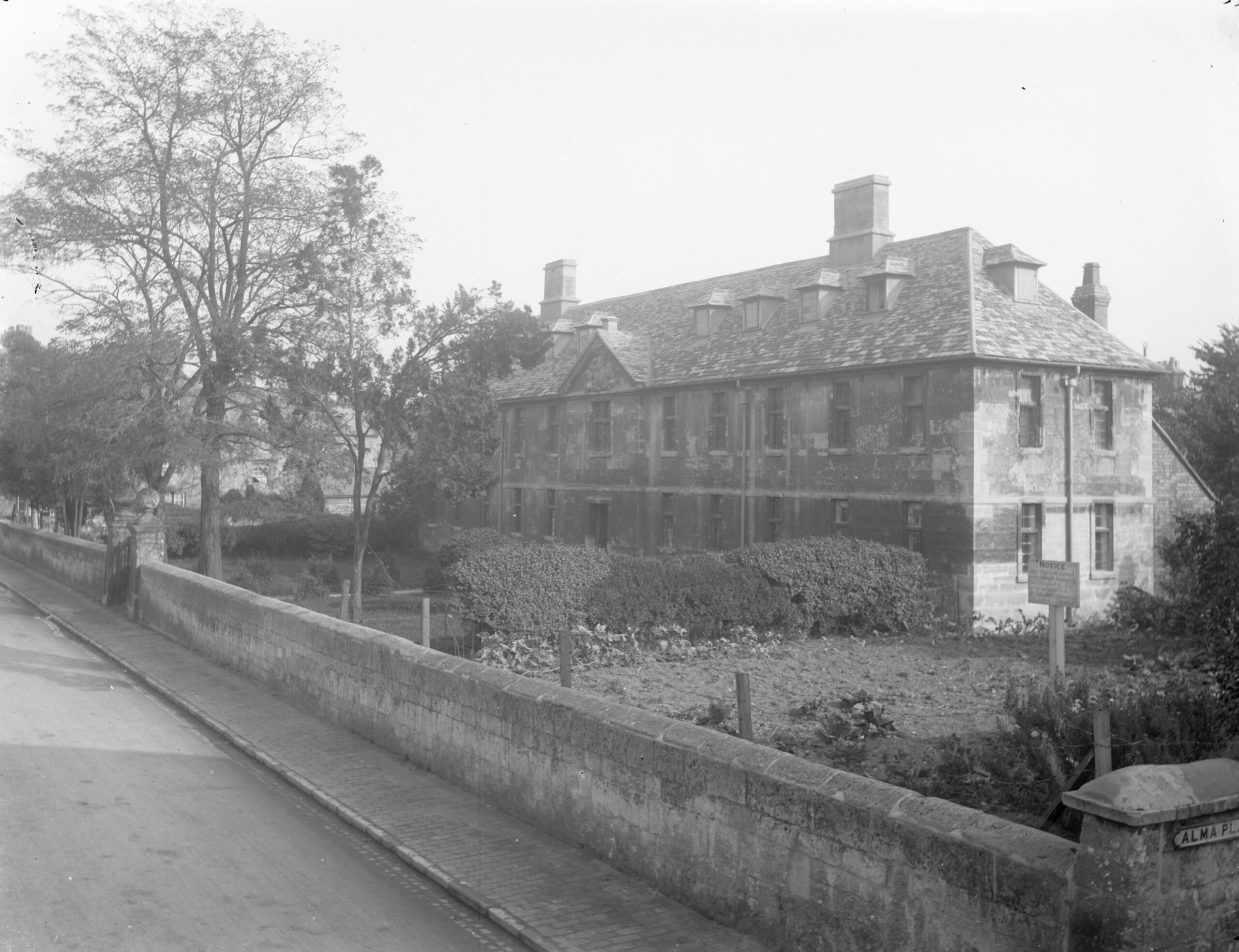the almshouses from st clement's, of eleven bays with a hipped roof, founded in 1700 for 'ye poor and sick'. stones almshouses oxfordshire oxford oxford